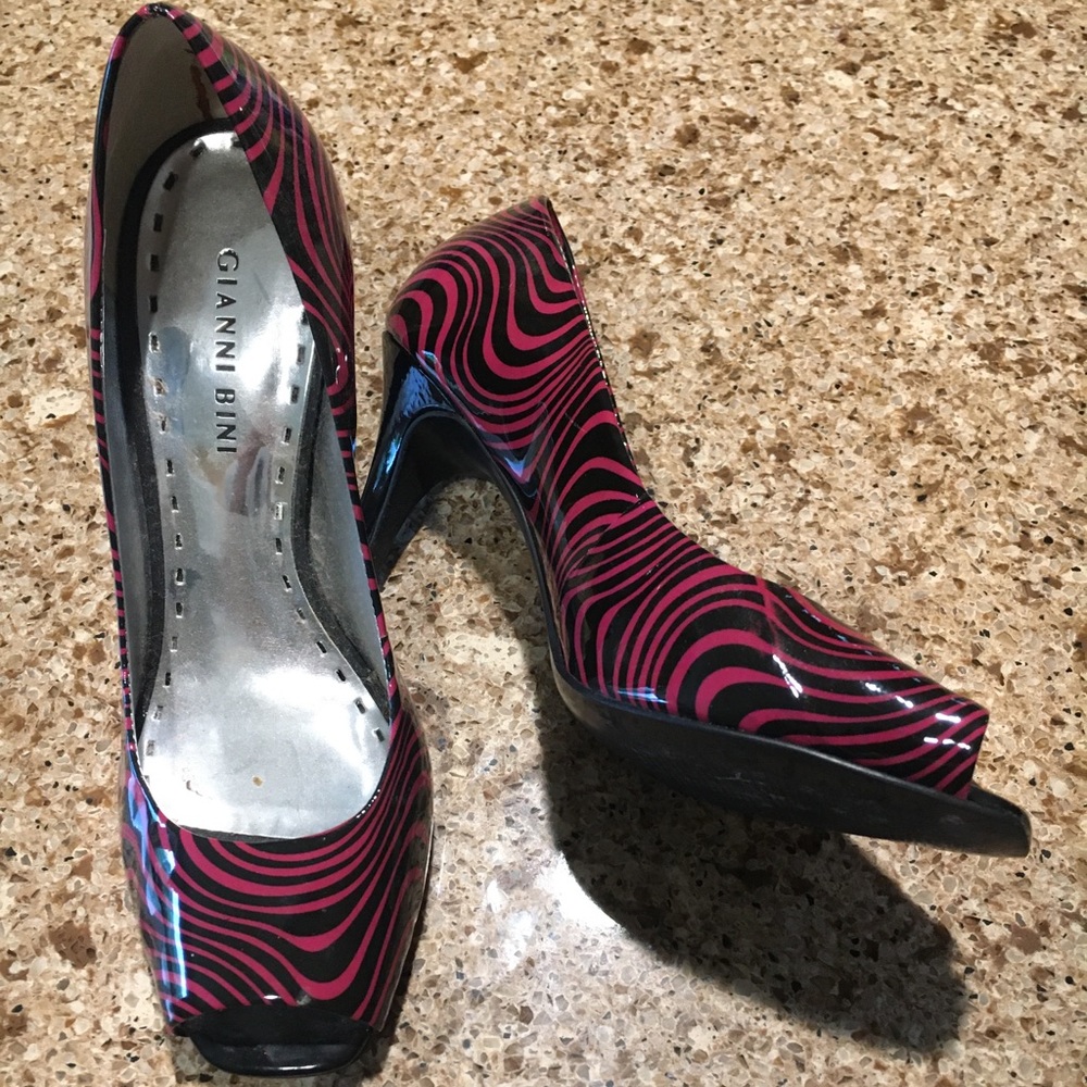 Gianni Bini Peep toe heels